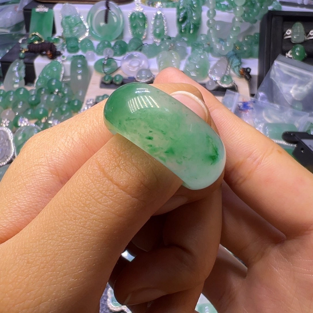 石英质玉（非洲翠）未镶嵌颈饰