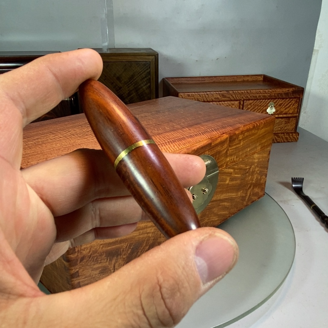 致***交趾黄檀（大红酸枝）牙签筒