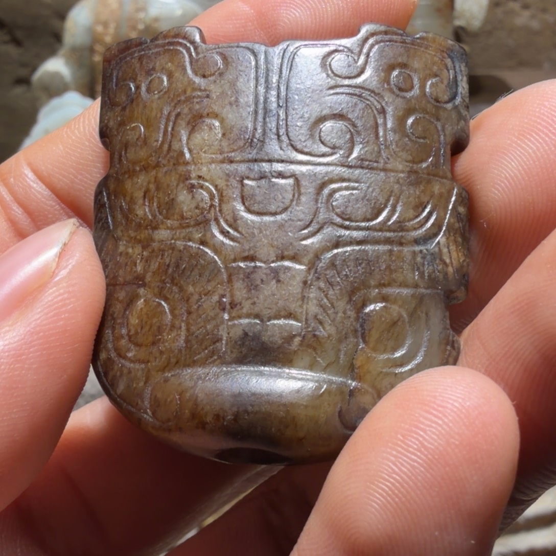 钟***志和田玉（糖玉）未镶嵌颈饰