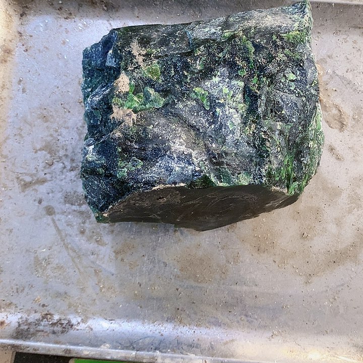 未镶嵌蛇纹石玉珠宝奇石