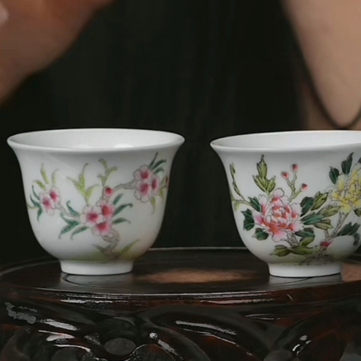 Y粉彩花卉诗题纹对杯