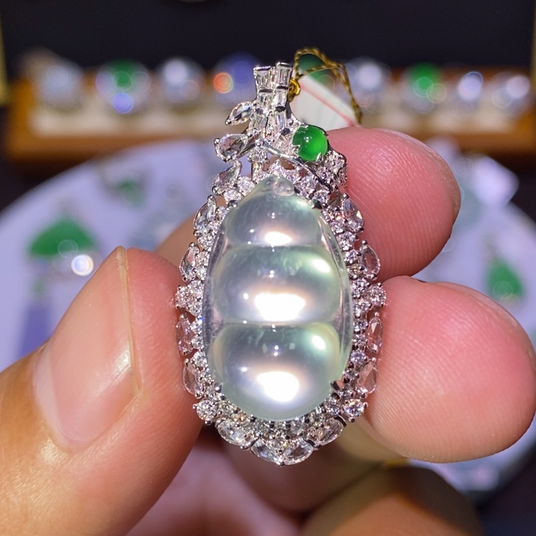 【闪购商品】颈饰18K金镶嵌翡翠