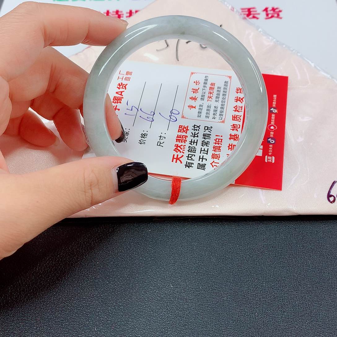 翡翠手镯未镶嵌翡翠
