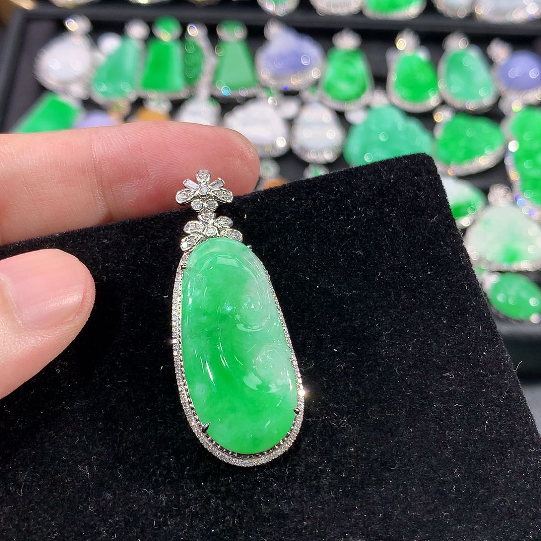 翡翠18K金镶嵌颈饰