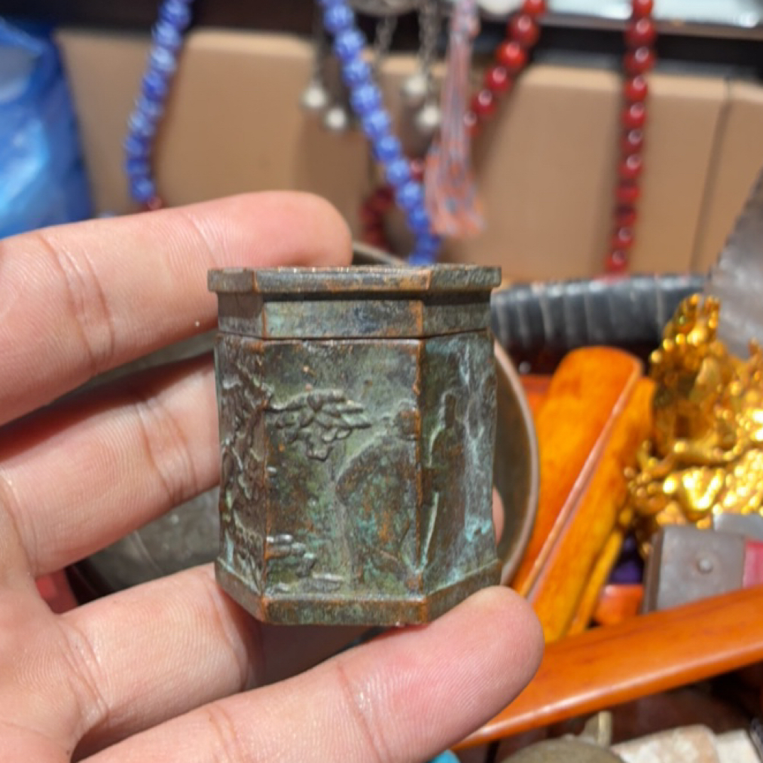 稀有纯铜錾刻山水人物六棱老式墨盒香盒摆件