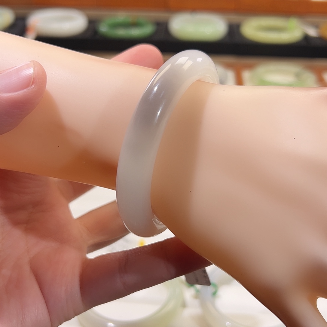 和田玉手镯未镶嵌一口紫