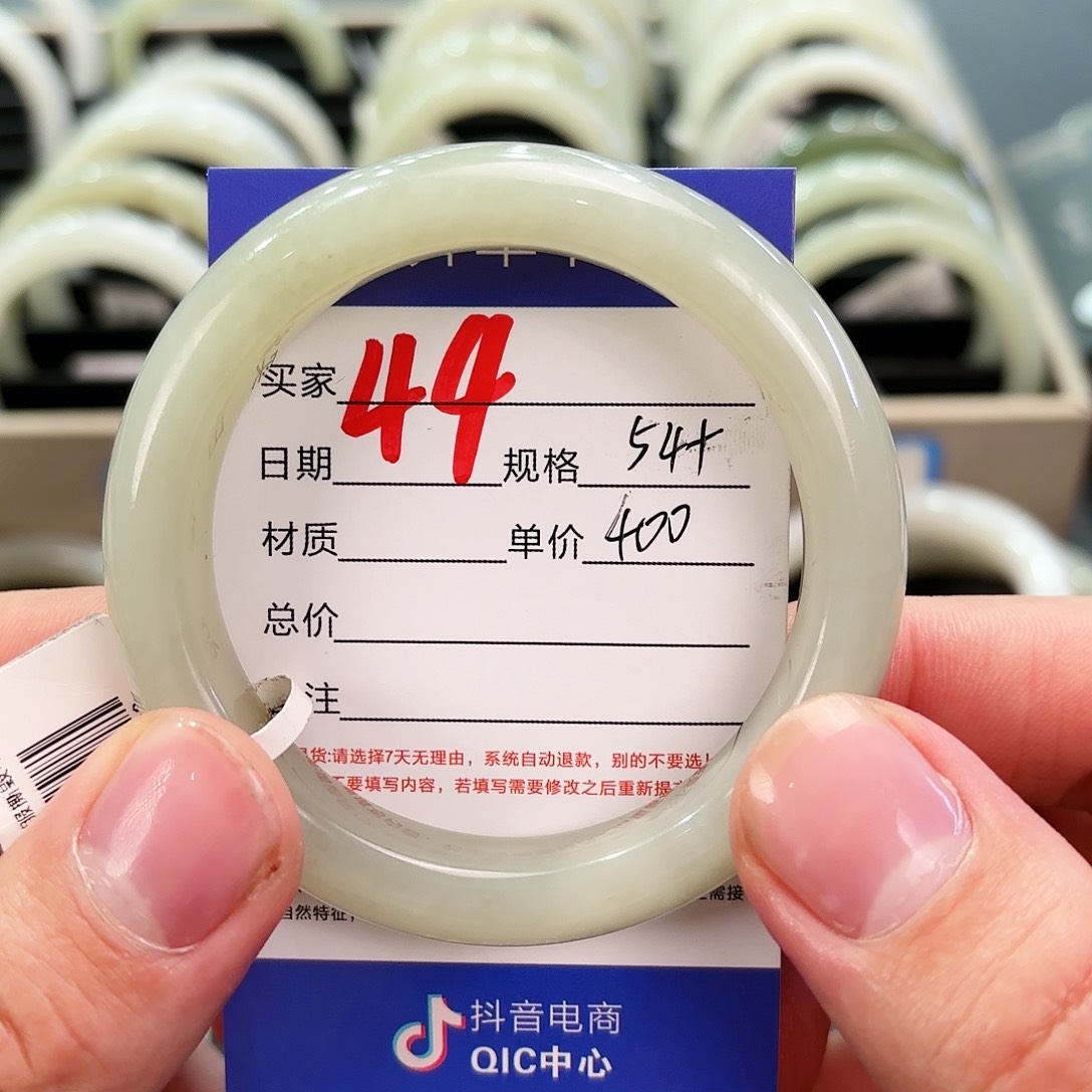 和田玉手镯未镶嵌蹦****?