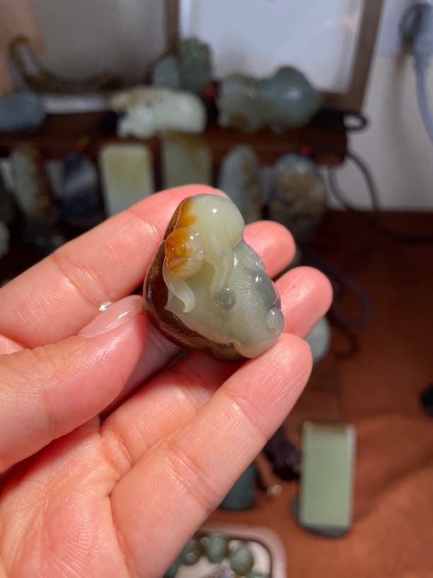 新疆和田玉楼兰三色灵猴如意吊坠