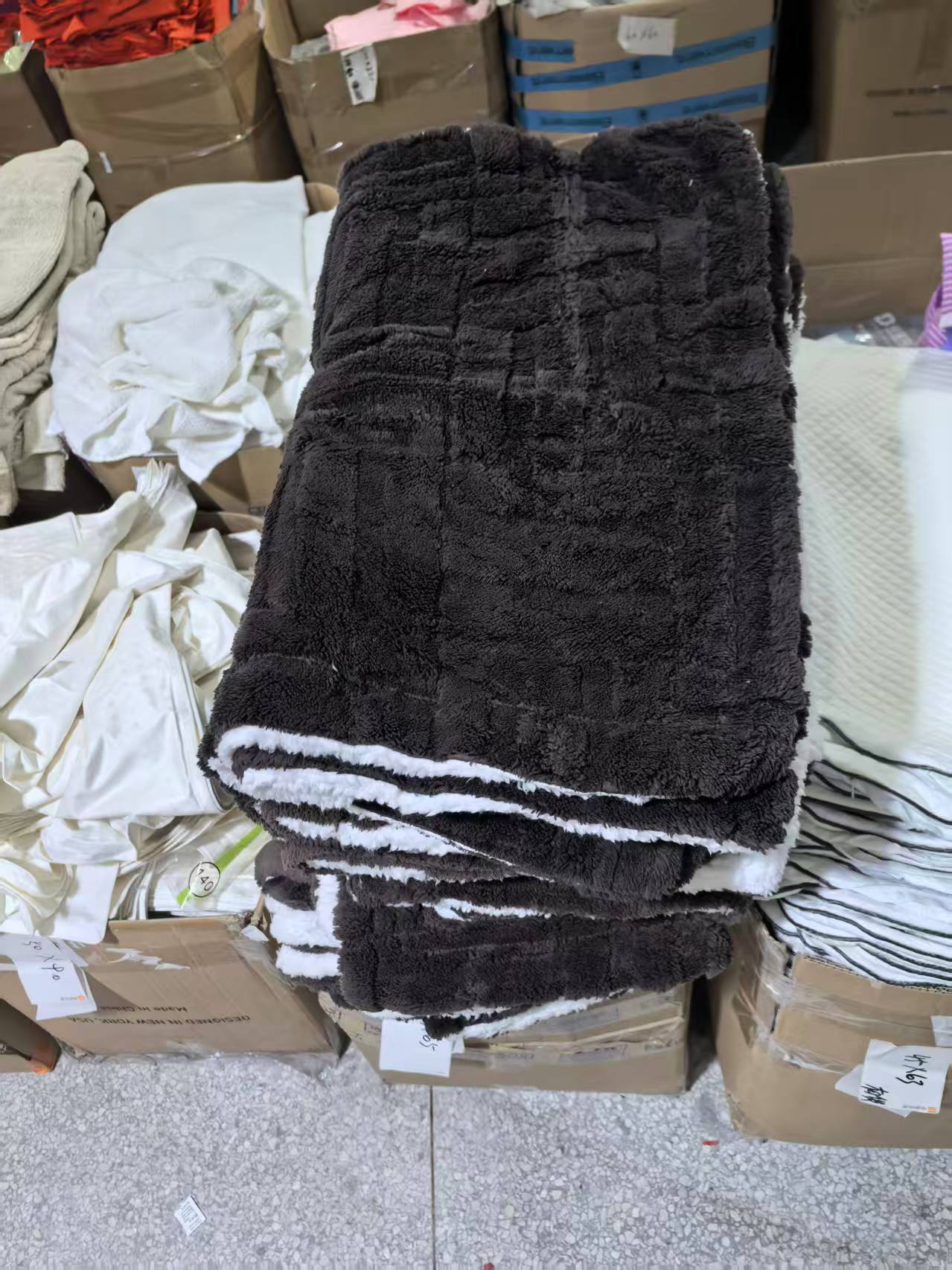 《厚广家》3楼50×85深棕色羊羔绒加厚枕套，发1对