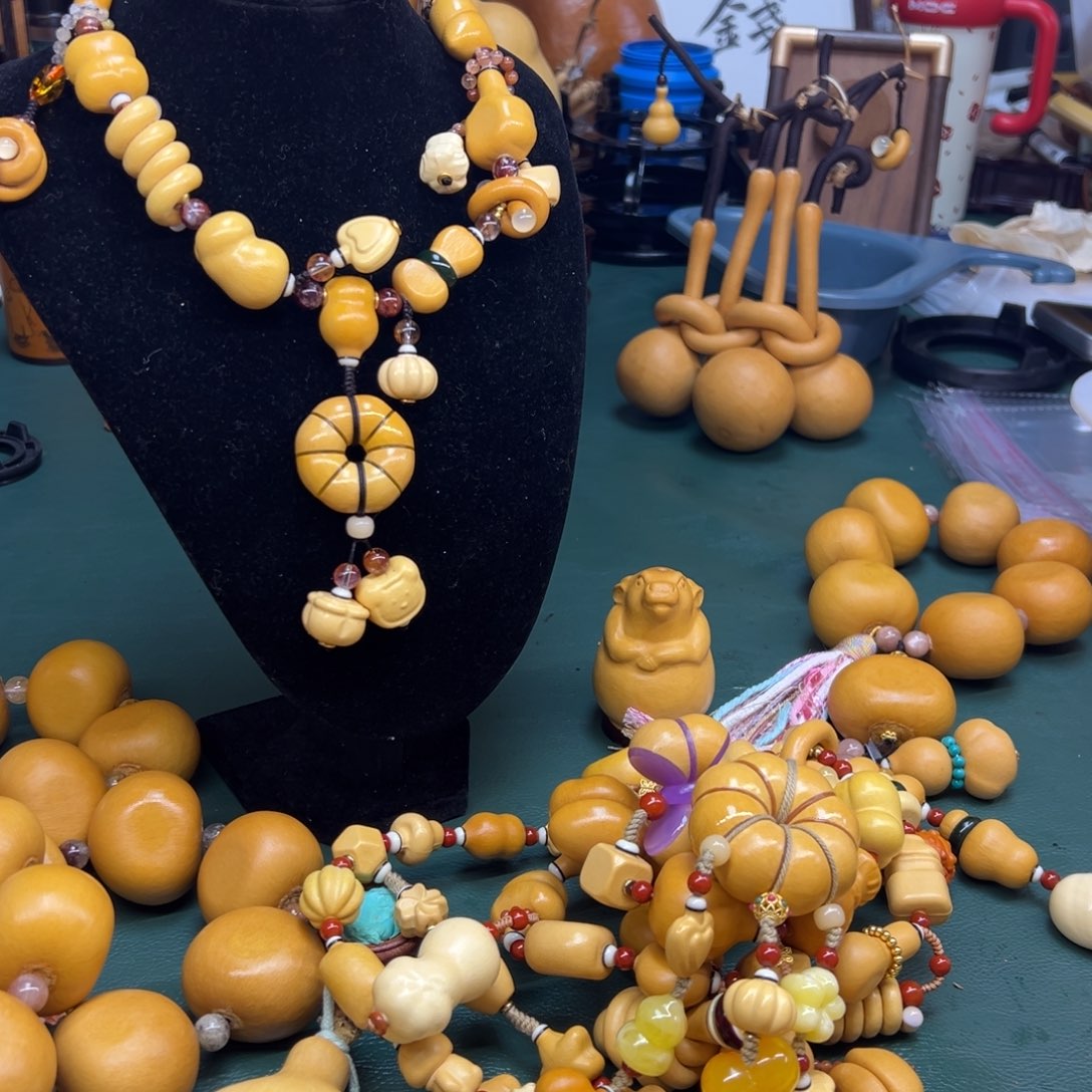 是****大叶紫檀（黑酸枝木类）