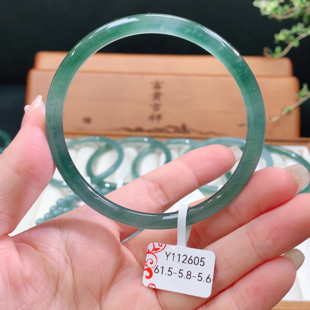 翡翠手镯未镶嵌天然