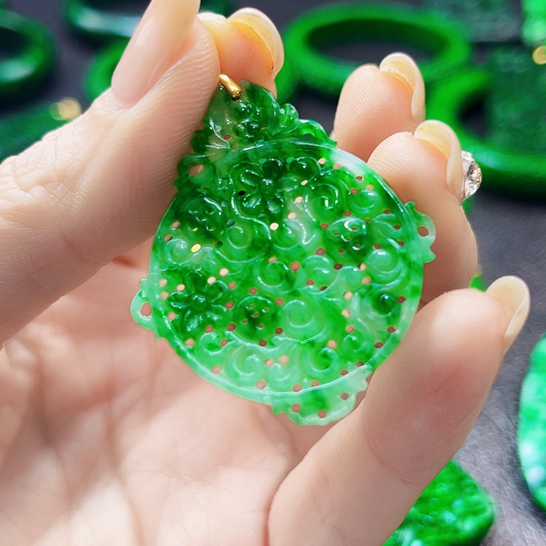 颈饰18K金镶嵌翡翠