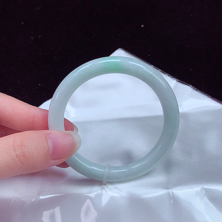 翡翠手镯未镶嵌翡翠