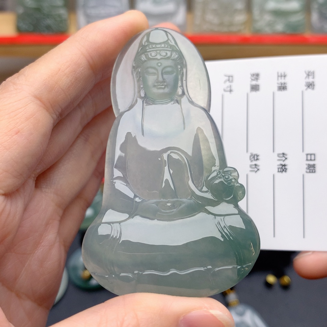 亿***️翡翠未镶嵌颈饰素衣