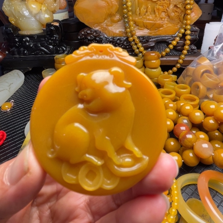 未镶嵌石英质玉（黄龙玉）颈饰