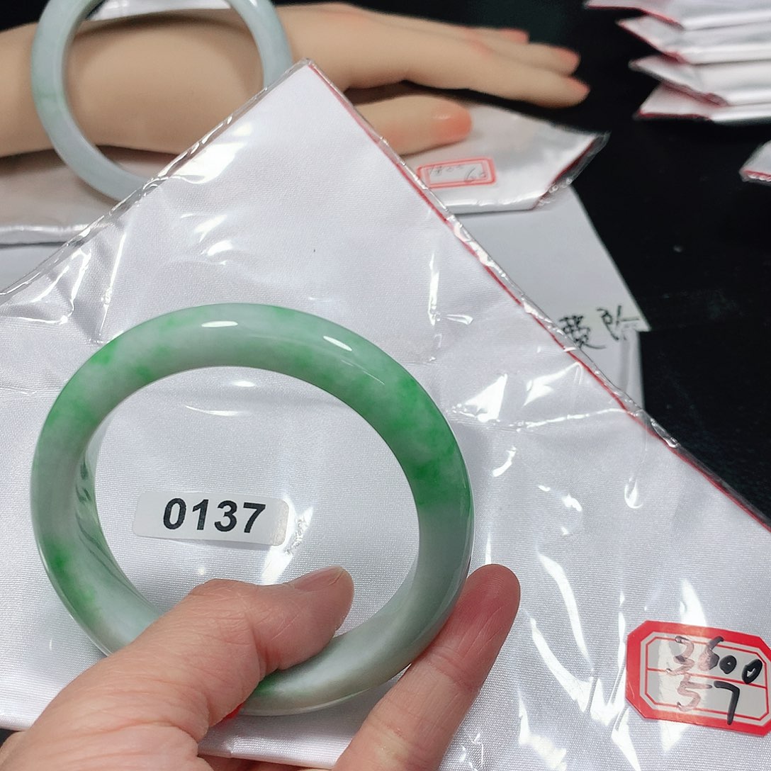 翡翠手镯未镶嵌天然缅甸A货翡翠手镯