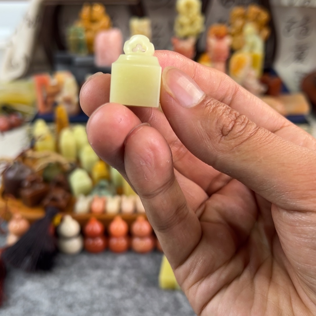 青田石兰花如意钮1.5-1.5-2.3