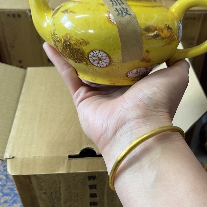 紫砂茶壶原矿泥料，手工制作的一把紫砂壶。