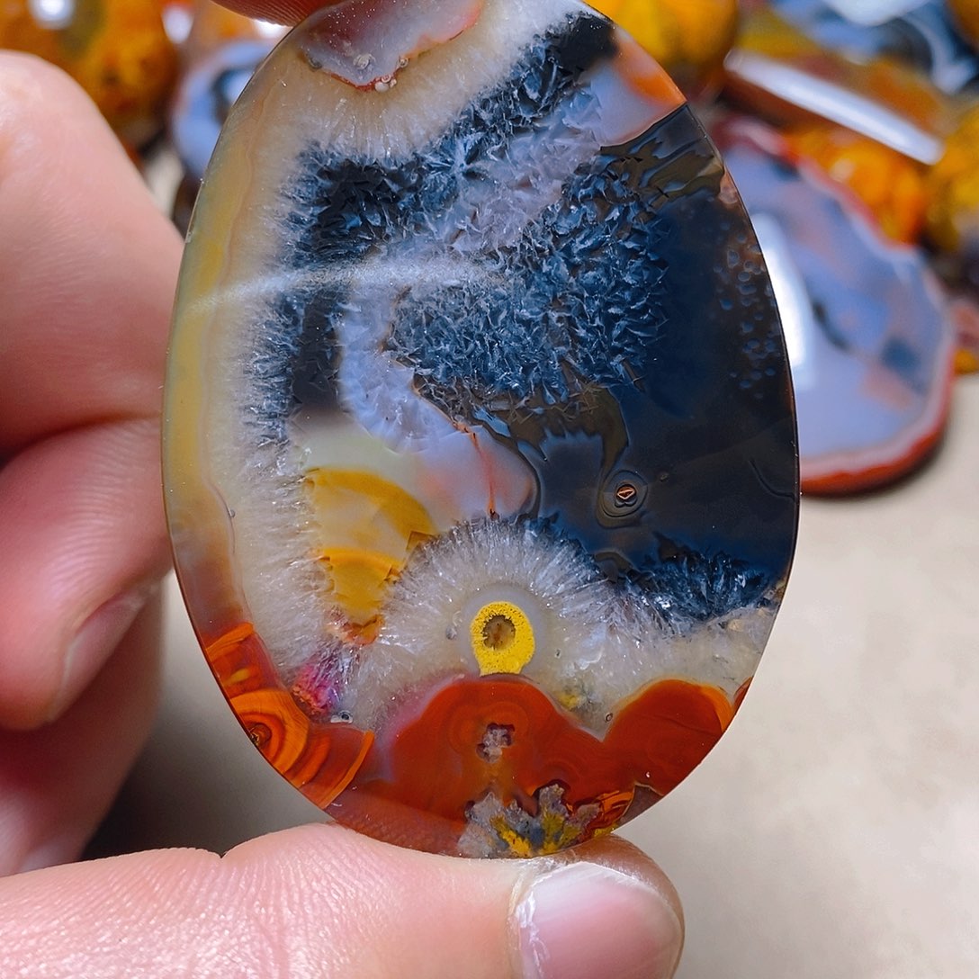 未镶嵌颈饰玛瑙/玉髓吉*