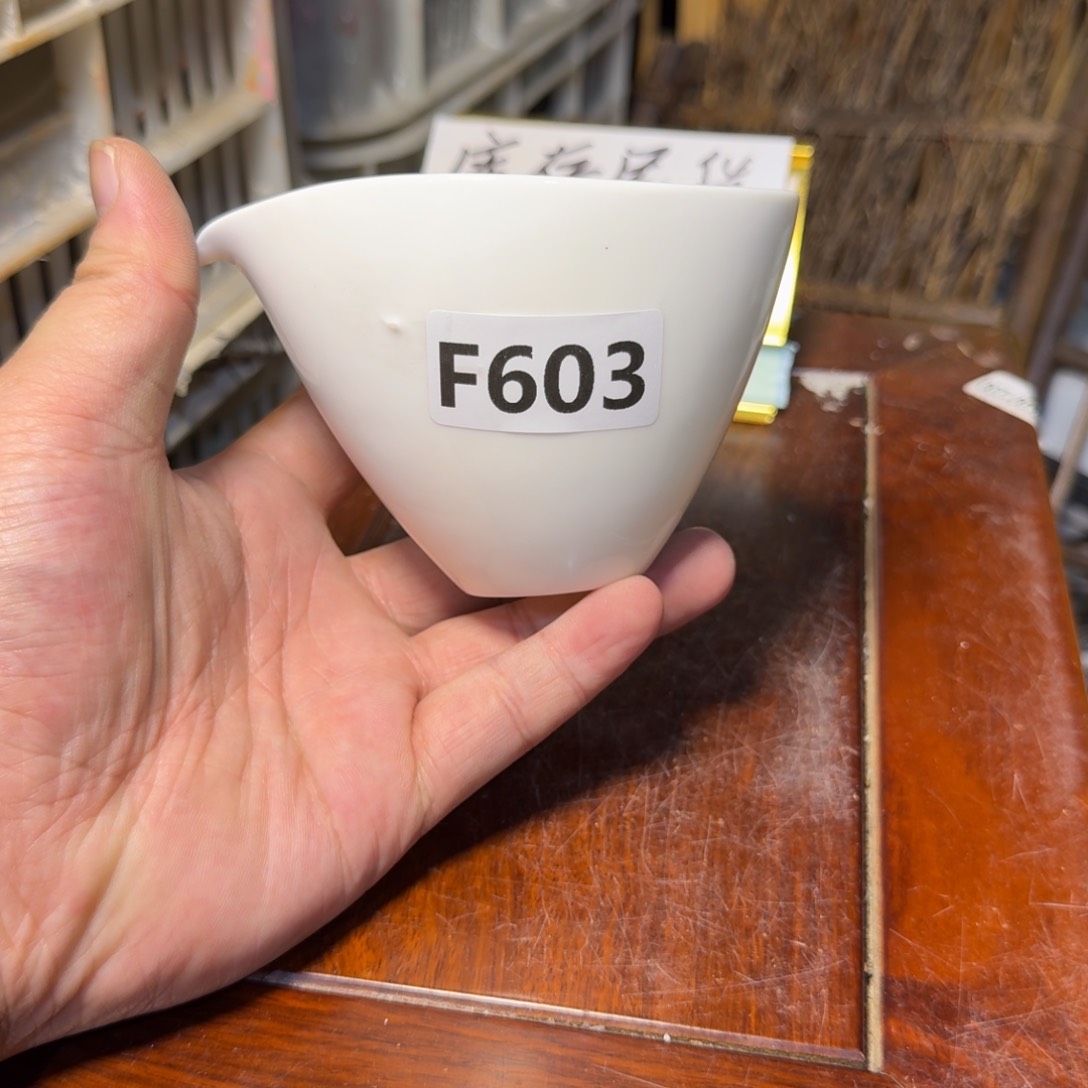 微瑕疵介意勿拍陶瓷器皿M866