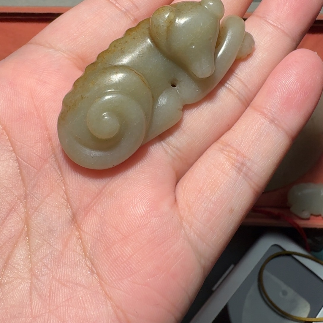 自***儿和田玉未镶嵌颈饰