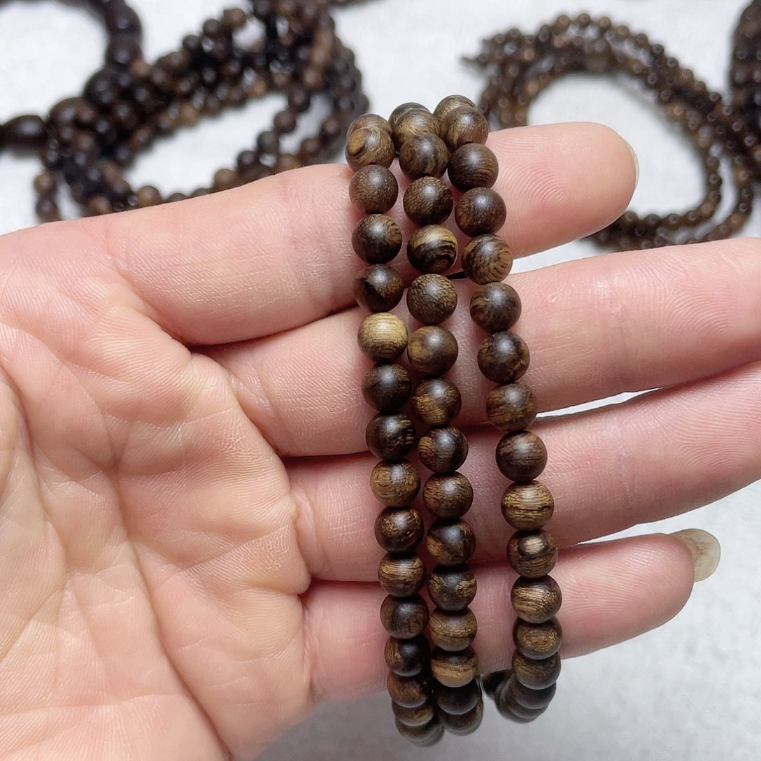 沉香手串。***子芽庄白棋