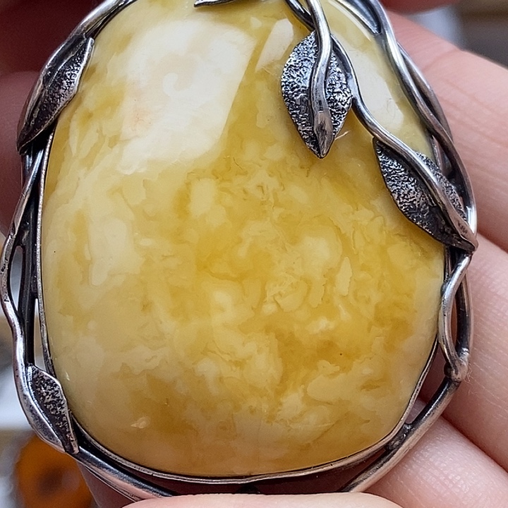 琥珀裸石未镶嵌16吊坠