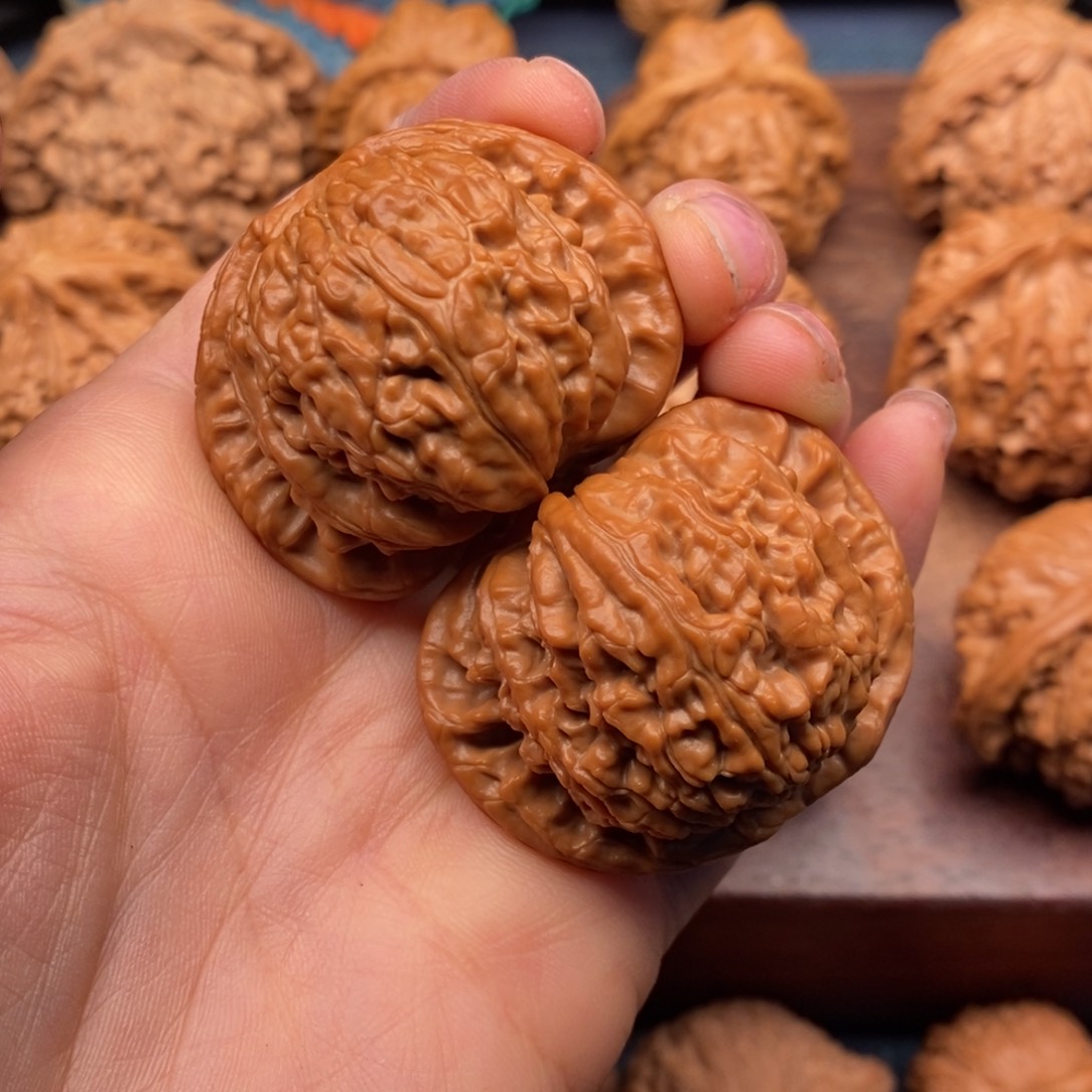 文玩核桃吊坠41全品闷白，红皮