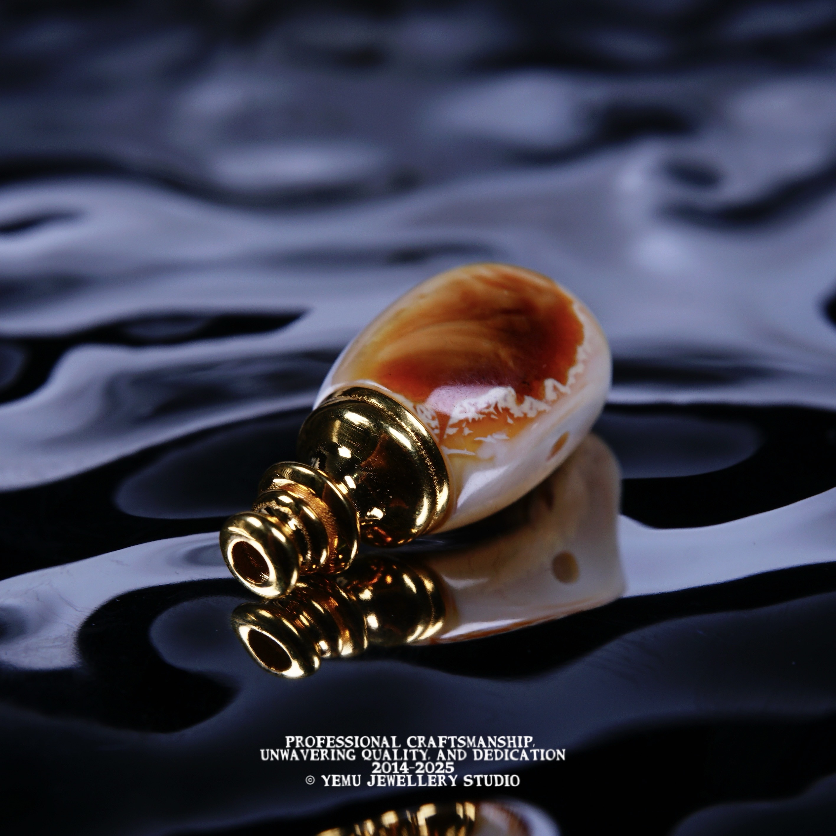 10.4毫米彩沁漆白分体金三通 一物一拍 天然俄料琥珀蜜蜡