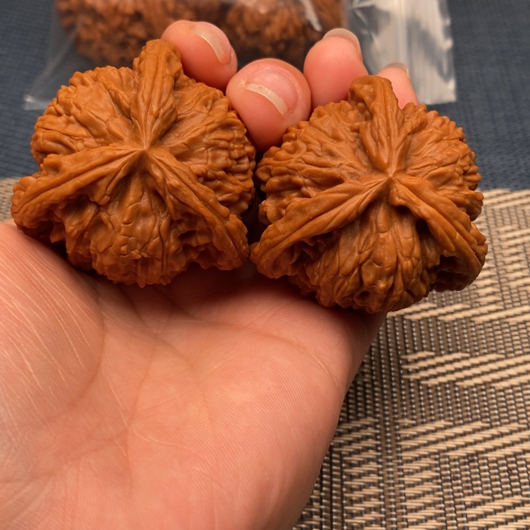 .***友文玩核桃吊坠三棱