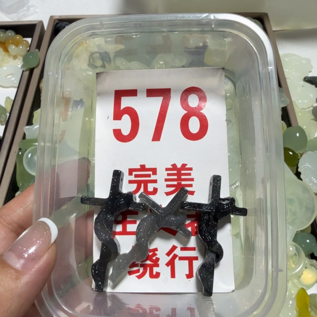 蛇纹石玉颈饰未镶嵌