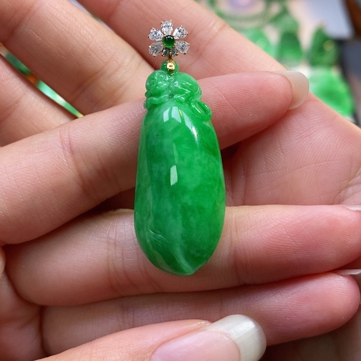 颈饰未镶嵌翡翠元**旦吊坠