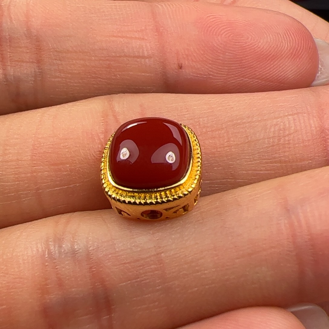 18K金镶嵌贝云南红玛瑙