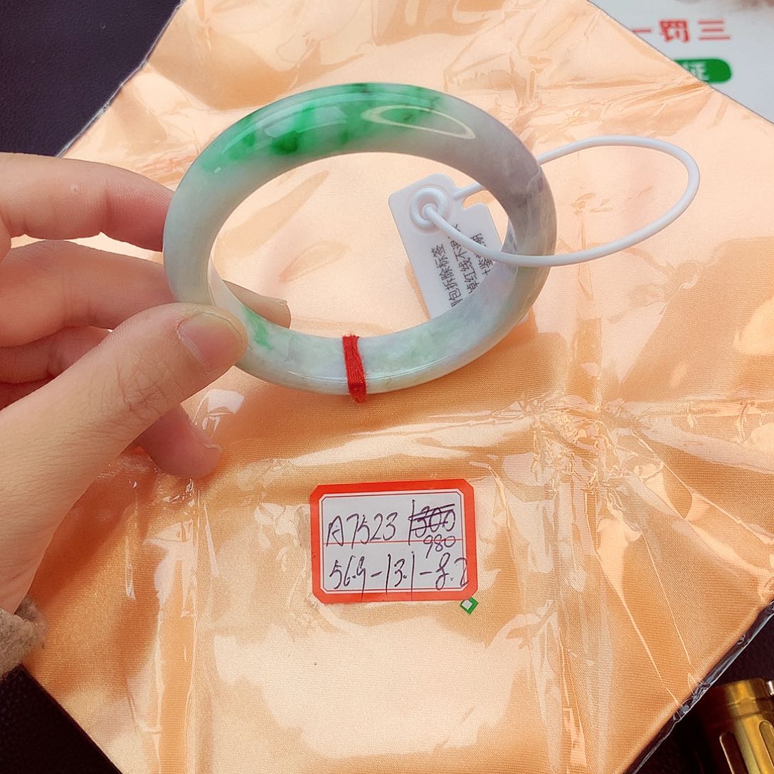 翡翠手镯未镶嵌翡翠