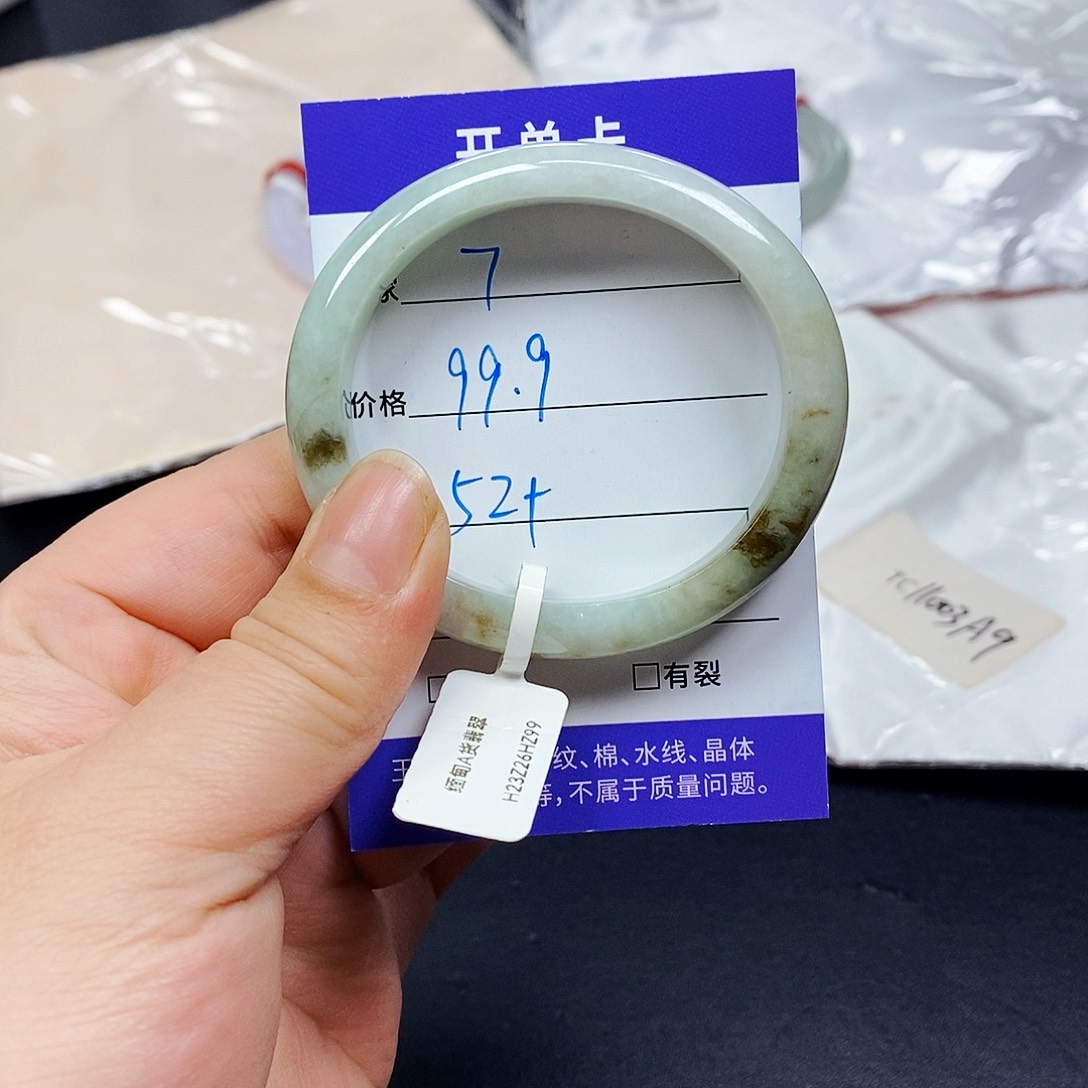 翡翠手镯未镶嵌翡翠手镯