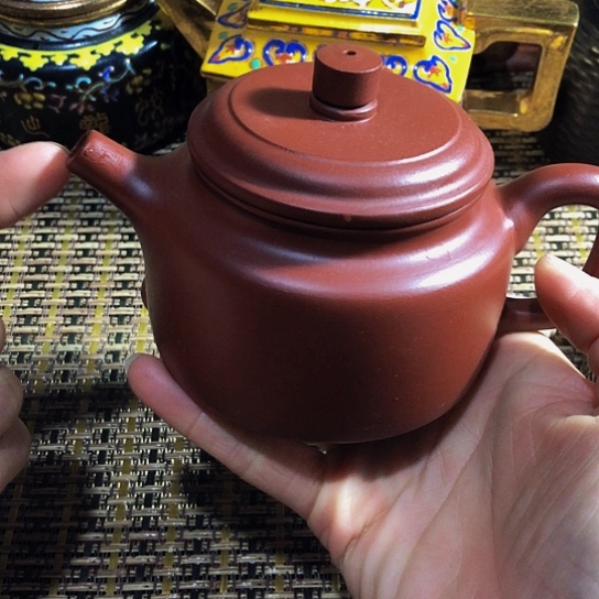 紫砂茶壶原矿泥料手工制作的紫砂壶。