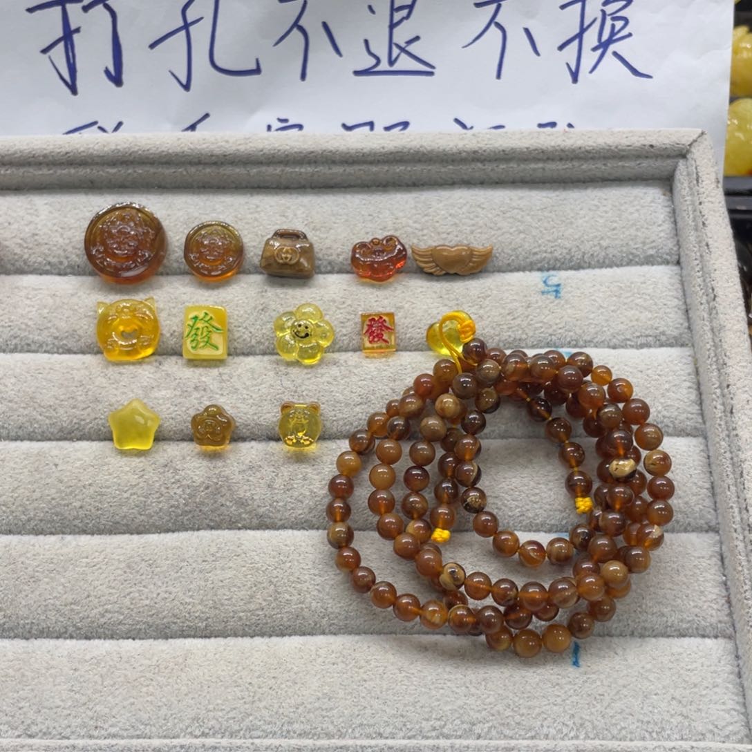琥珀裸石未镶嵌有****。天然琥珀