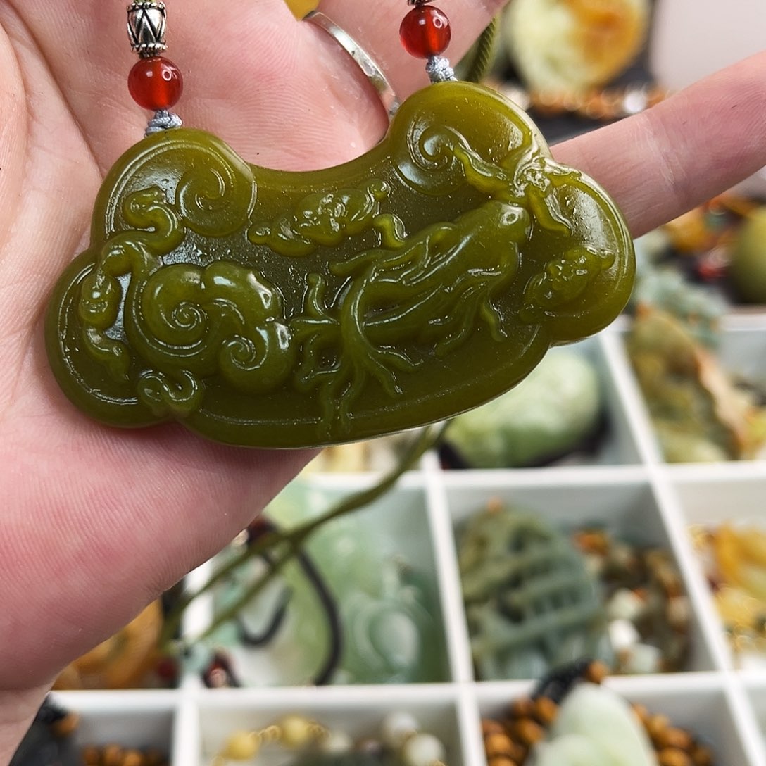 蛇纹石玉颈饰未镶嵌