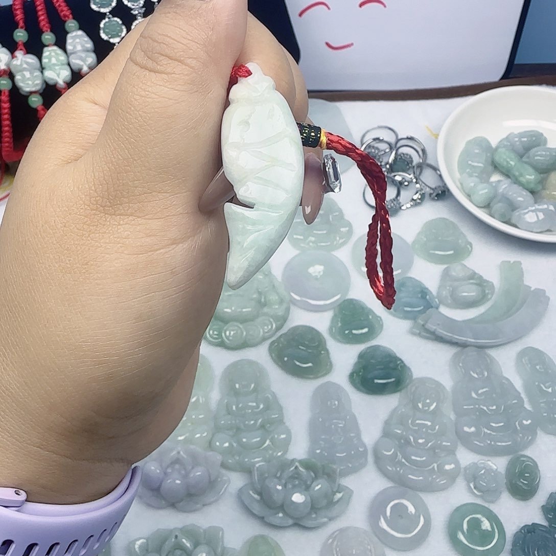 翡翠未镶嵌颈饰瑕疵小鱼