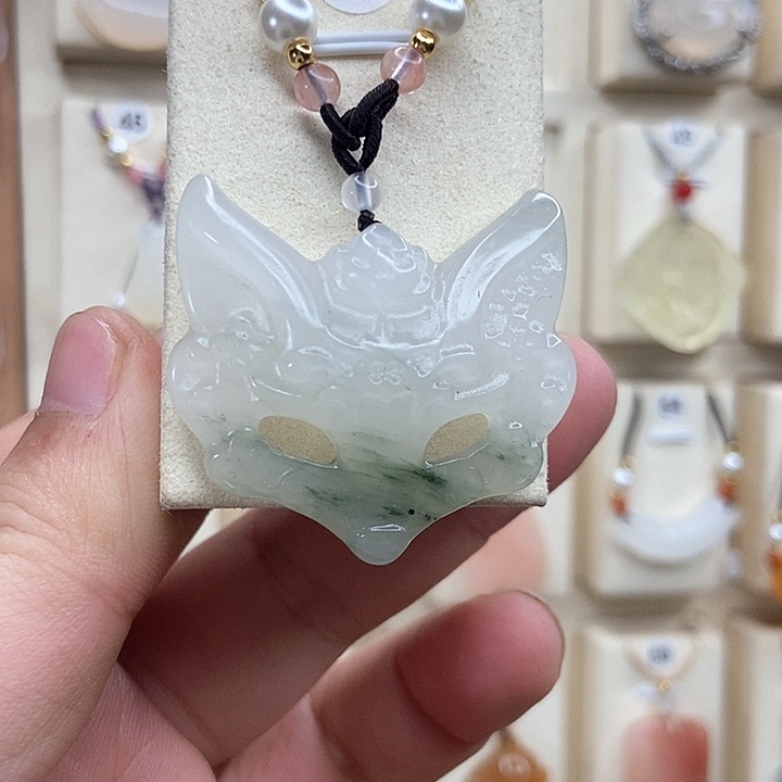 石英质玉颈饰未镶嵌什***呀