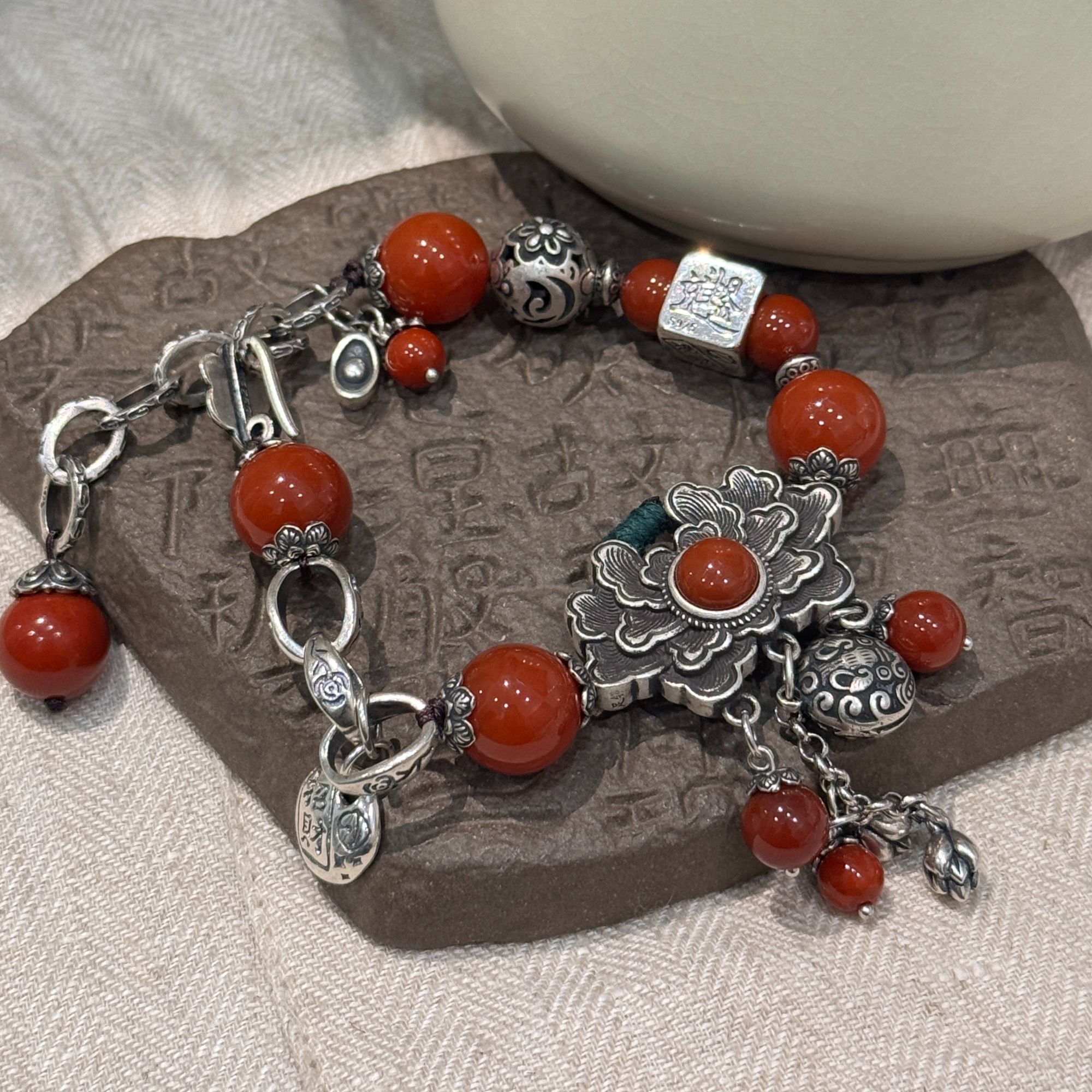 s09719<非晚1>s925银红玛瑙南红镶嵌足银牡丹花铃铛莲花苞手链