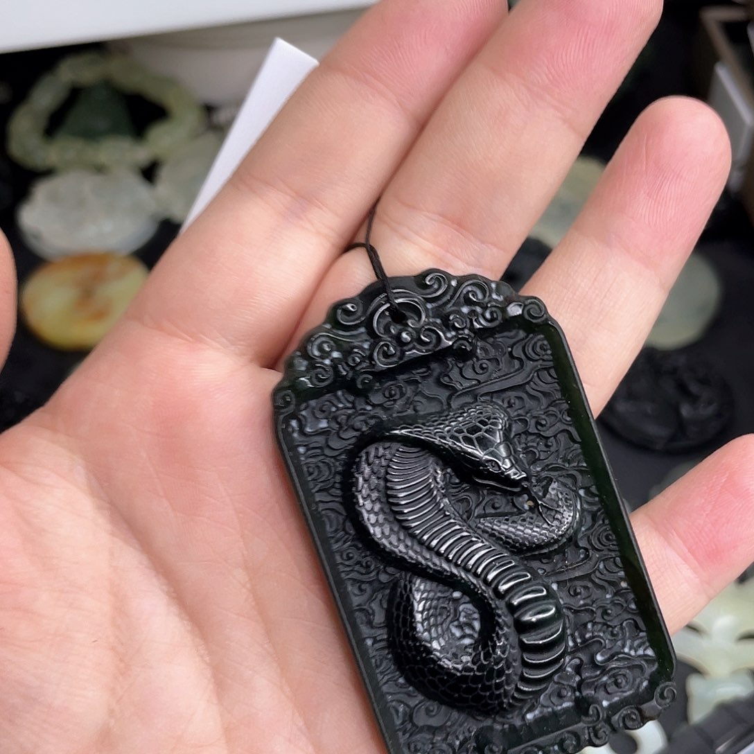 风***俗岫玉未镶嵌颈饰蛇