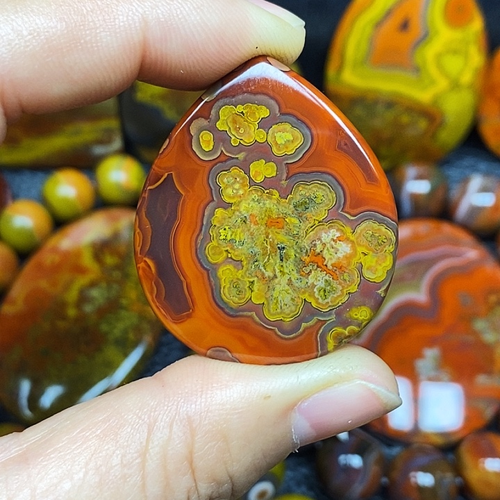 大***腿玛瑙/玉髓未镶嵌颈饰