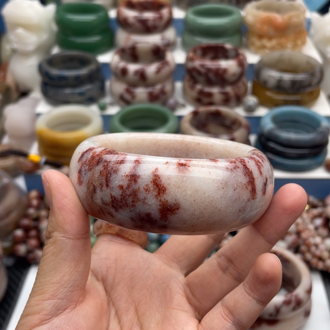 北***子石英质玉（佘太翠）未镶嵌手镯