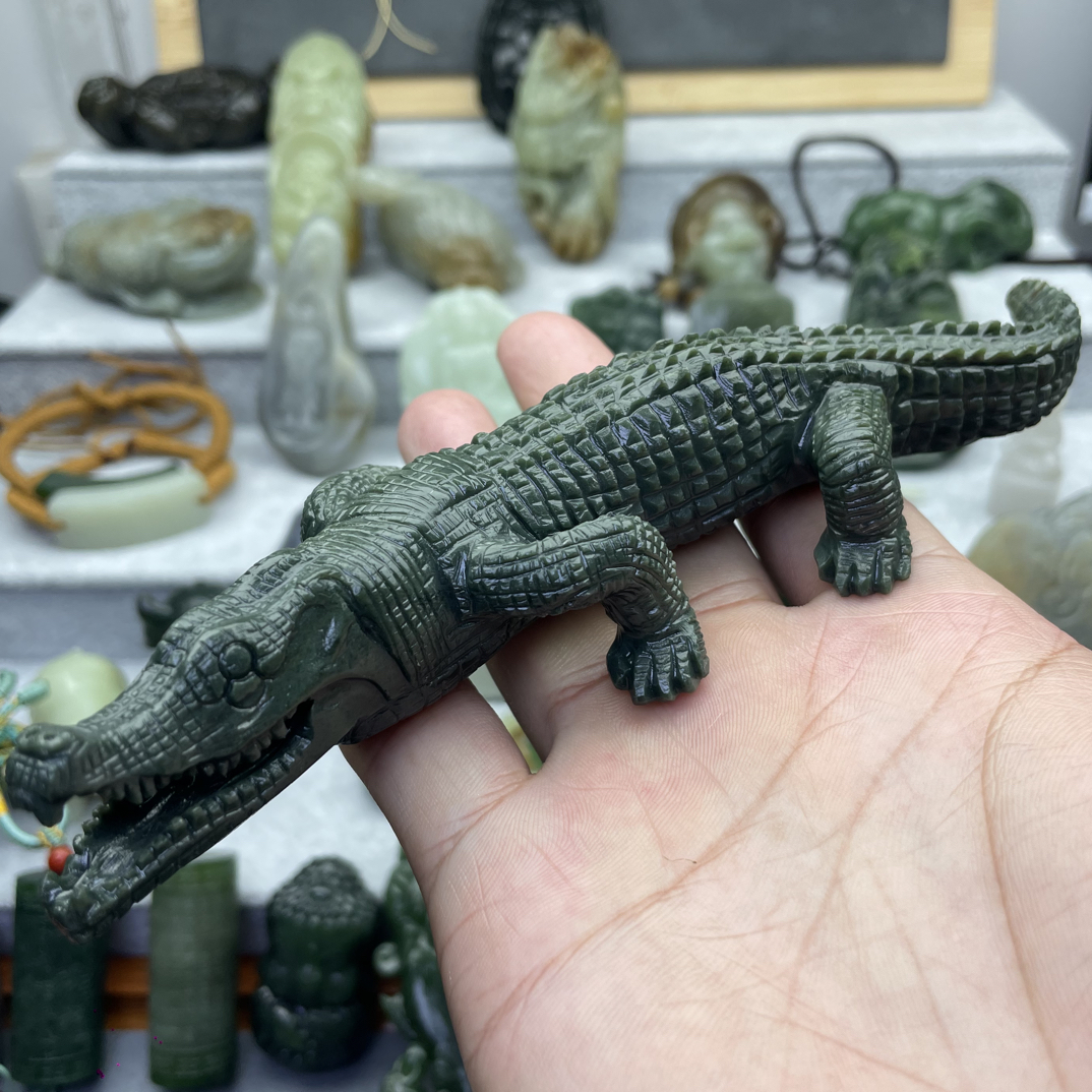 和田玉青玉手工雕刻鳄鱼摆件
