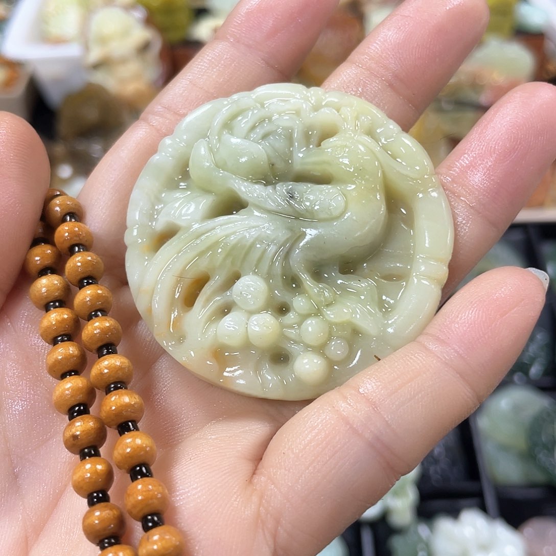 蛇纹石玉颈饰未镶嵌
