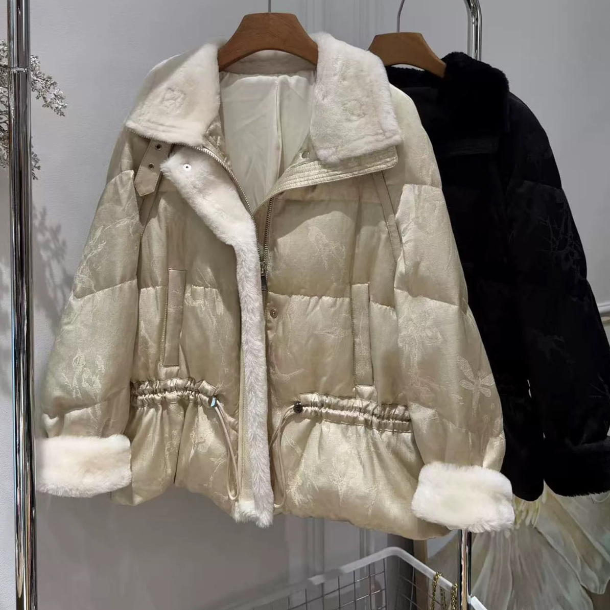 2025秋冬新品拼接皮毛一体翻领抽绳羽绒外套