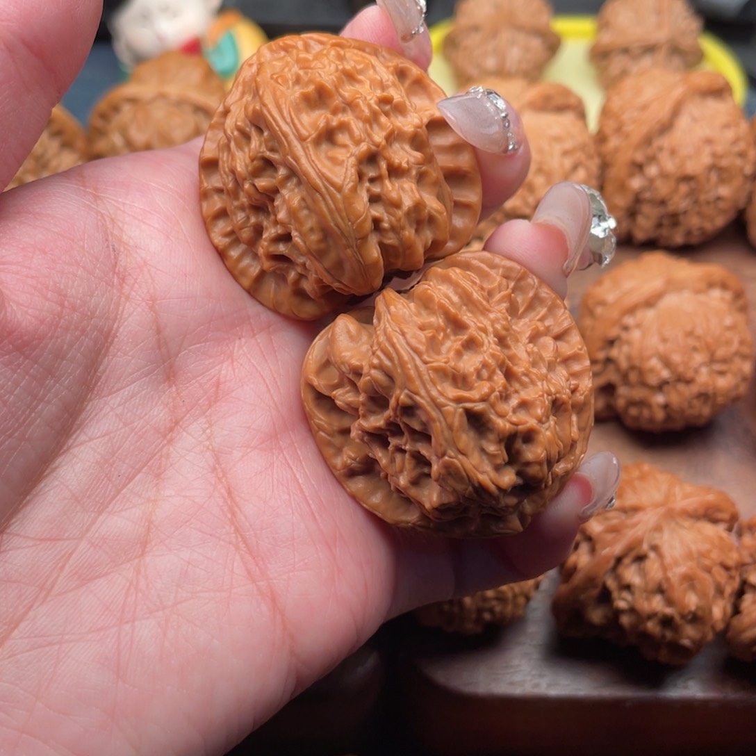 文玩核桃吊坠红皮三角白38