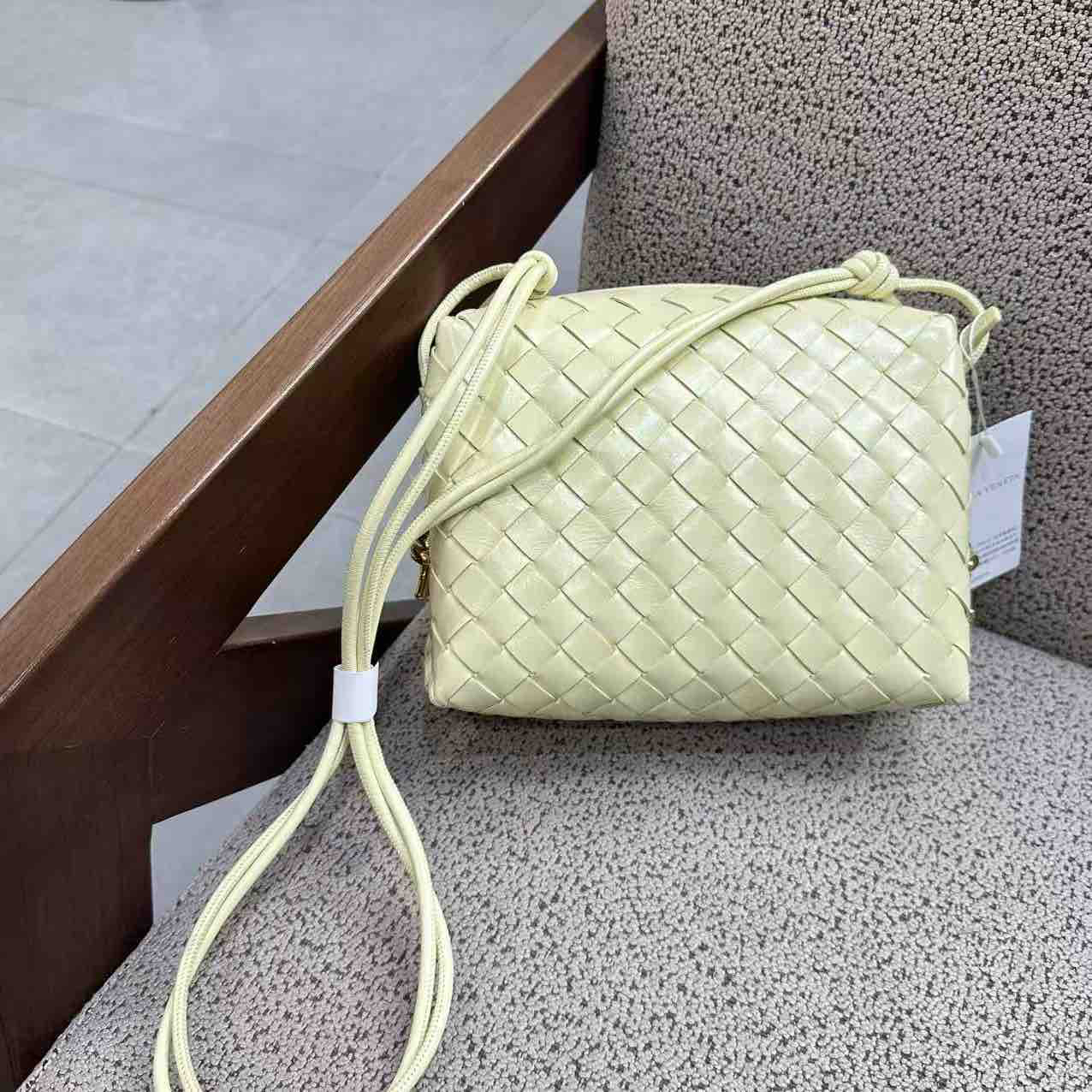 99新 BOTTEGA VENETA/葆蝶家 小鸡黄loop相机包单肩包 US592437