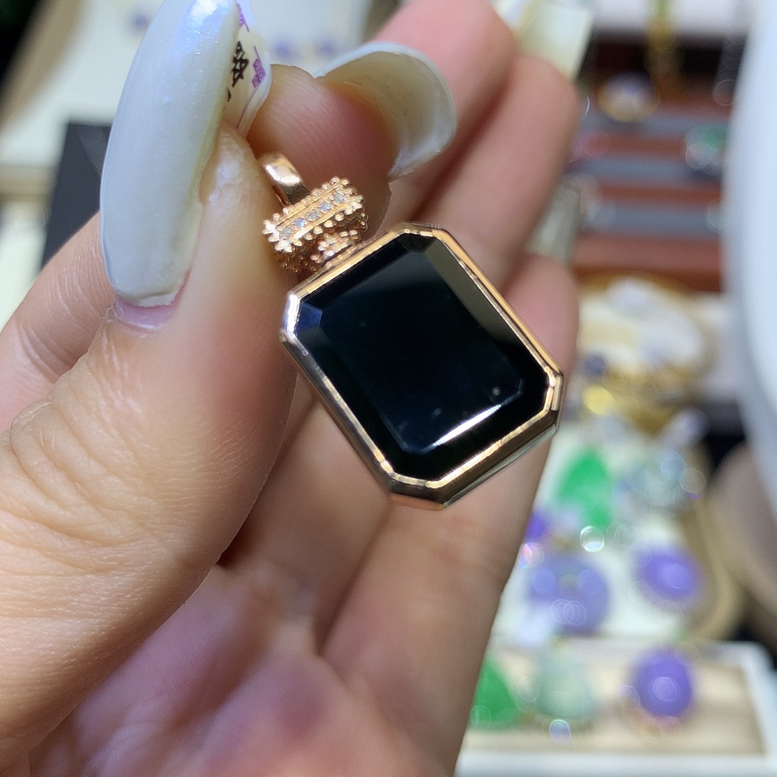 翡翠18K金镶嵌颈饰